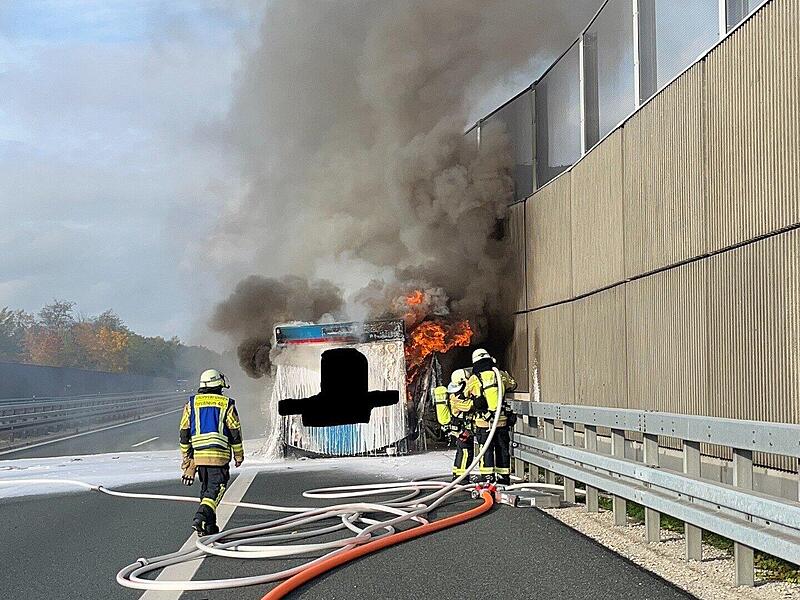 Lkw-Anhänger brennt auf der A73 bei Forchheim Lkw-Anhänger brennt auf der A73 bei Forchheim