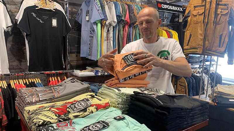 Andreas Kieschnick sortiert Oberbekleidung ein. Am Samstag, 1. Juli, eröffnet das Geschäft „Power of Street“ am Münnerstädter Anger. Das ist eine weitere Belebung des Platzes. Andreas Kieschnick sortiert Oberbekleidung ein. Am Samstag, 1. Juli, eröffnet das Geschäft „Power of Street“ am Münnerstädter Anger. Das ist eine weitere Belebung des Platzes.