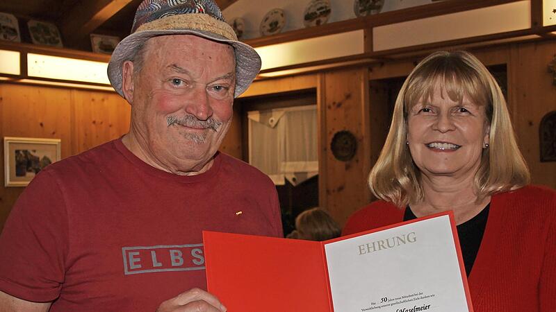 Ferdinand Haselmeier bei seiner Ehrung f&uuml;r 50 Jahre Mitgliedschaft bei der SPD. Rechts: MdL Sabine Groos.