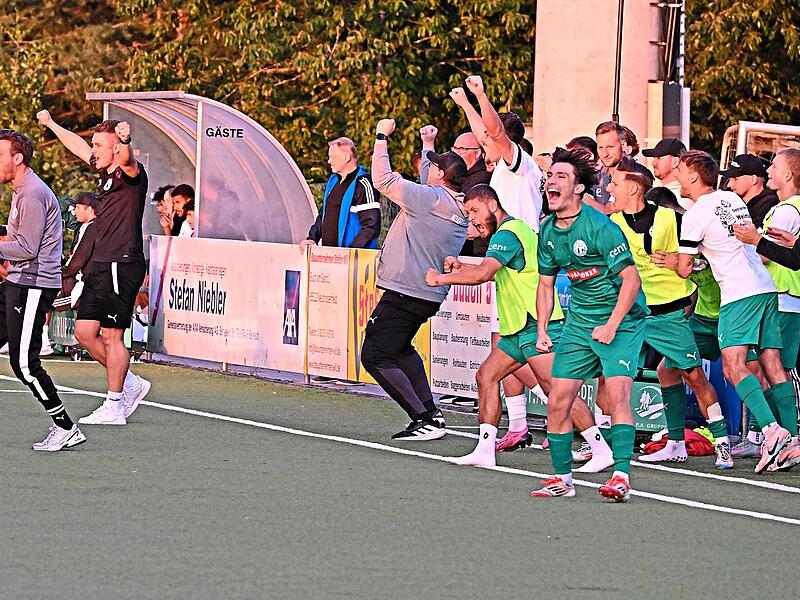 Die pure Erleichterung: Die Neudrossenfelder um Coach Andreas Baumer (links) und Siegtorsch&uuml;tze Marin Hrgota (rechts) jubeln nach dem Schlusspfiff. Peter Mularczyk