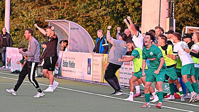 Die pure Erleichterung: Die Neudrossenfelder um Coach Andreas Baumer (links) und Siegtorsch&uuml;tze Marin Hrgota (rechts) jubeln nach dem Schlusspfiff. Peter Mularczyk