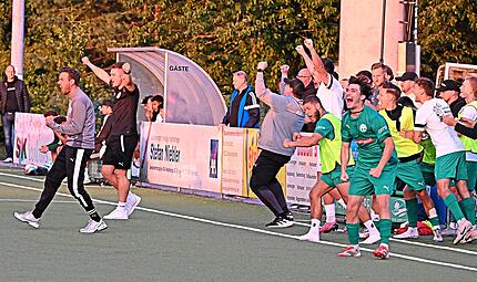 Die pure Erleichterung: Die Neudrossenfelder um Coach Andreas Baumer (links) und Siegtorschütze Marin Hrgota (rechts) jubeln nach dem Schlusspfiff. Peter Mularczyk Die pure Erleichterung: Die Neudrossenfelder um Coach Andreas Baumer (links) und Siegtorschütze Marin Hrgota (rechts) jubeln nach dem Schlusspfiff. Peter Mularczyk