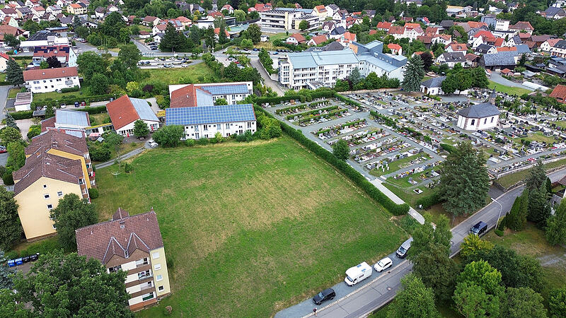 Auf diesem Grundstück an der Friedhofstraße soll das neue Wohngebäude entstehen. Es liegt zwischen dem Caritas-Seniorenheim, dem Friedhof und dem Baugebiet Nord-West.