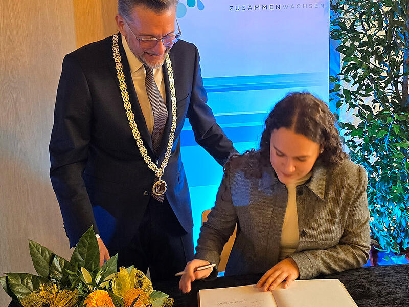 Lilly Kaltenegger  trägt sich ins Goldene Buch ein.