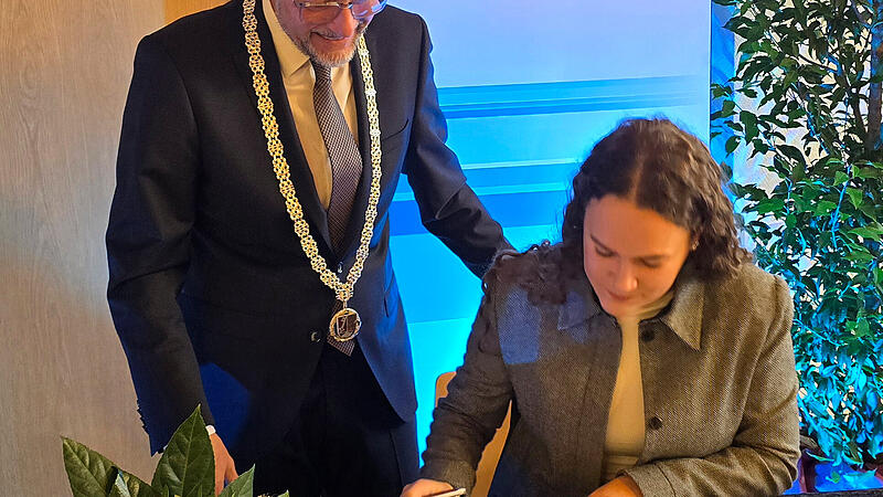 Lilly Kaltenegger  trägt sich ins Goldene Buch ein.