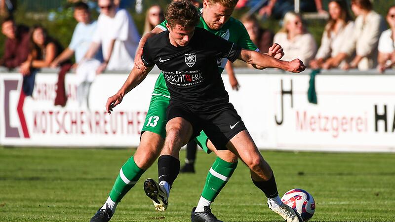 Wenige Tage nach dem Kreispokal-Halbfinale &ndash; hier eine Spielszene mit dem &uuml;berragenden Lucas Bauer (schwarz), der den Ball vor dem Friesener Johannes Emrich abschirmt &ndash; steht der TSV Neukenroth in der Bezirksliga wieder auf dem Rasen.
