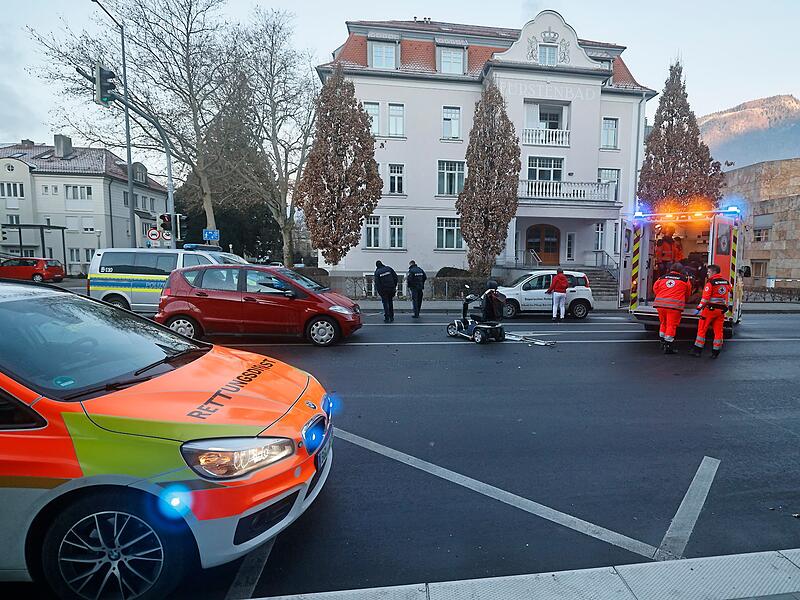 Autofahrerin erfasst Senior in Krankenfahrstuhl