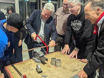 Matthias Gra&szlig;mann mittendrin statt nur dabei: Hier s&auml;gt der HWK-Pr&auml;sident pers&ouml;nlich.