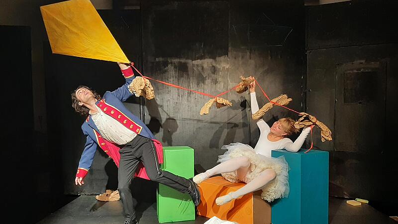 Der Zinnsoldat (Rowan Blockeyin ) und die Papiertänzerin (Johanna Knefelkamp) sind in der Stadthalle zu sehen. Der Zinnsoldat (Rowan Blockeyin ) und die Papiertänzerin (Johanna Knefelkamp) sind in der Stadthalle zu sehen.