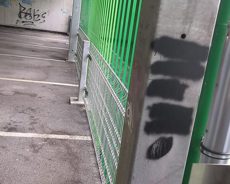 An dieser Stelle im Parkhaus An der Schütt wurden in dieser Woche die Drohschmierereien in Bezug auf die Realschule in Herzogenaurach entdeckt. Mittlerweile wurde die Nachricht übermalt.