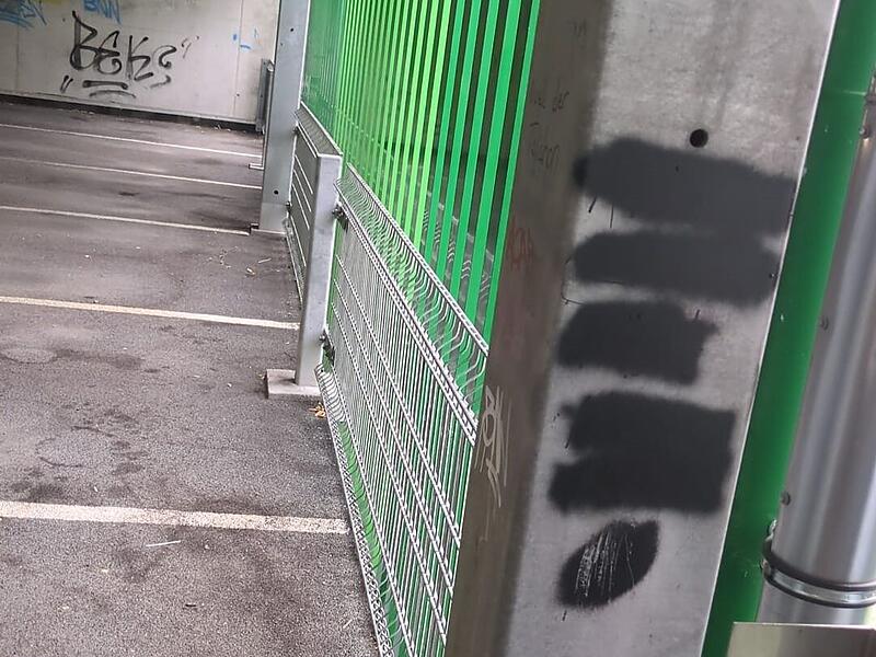 Amokdrohungen Realschule Herzogenaurach An dieser Stelle im Parkhaus An der Schütt wurden in dieser Woche die Drohschmierereien in Bezug auf die Realschule in Herzogenaurach entdeckt. Mittlerweile wurde die Nachricht übermalt.
