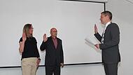 Stadtrat Rödental Mai 2026 Bürgermeister Marco Steiner (rechts) vereidigte seine beiden Stellvertreter Thomas Lesch (2.Bürgermeister) und Ina Maar (3.Bürgermeisterin) .