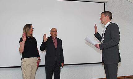 B&uuml;rgermeister Marco Steiner (rechts) vereidigte seine beiden Stellvertreter Thomas Lesch (2.B&uuml;rgermeister) und Ina Maar (3.B&uuml;rgermeisterin) .
