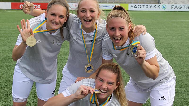 Lisa Ebert (unten) macht den Echtheitstest. Ihre Teamkolleginnen (v. li.) Marie Steimer, Alina Mailbeck und Ramona Maier vertrauen darauf, dass es sich um eine Medaille aus Gold handelt.Forchheim & Fränkische Schweiz Lisa Ebert (unten) macht den Echtheitstest. Ihre Teamkolleginnen (v. li.) Marie Steimer, Alina Mailbeck und Ramona Maier vertrauen darauf, dass es sich um eine Medaille aus Gold handelt.Forchheim & Fränkische Schweiz
