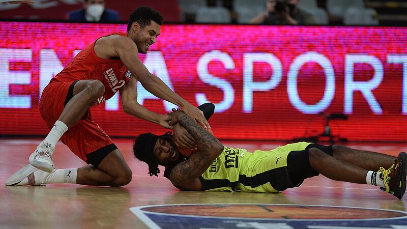 „40 Minuten bereit sein, den Kampf anzunehmen“, fordert Kenneth Ogbe, der sich hier mit Sacar Anim um den Ball streitet. „40 Minuten bereit sein, den Kampf anzunehmen“, fordert Kenneth Ogbe, der sich hier mit Sacar Anim um den Ball streitet.