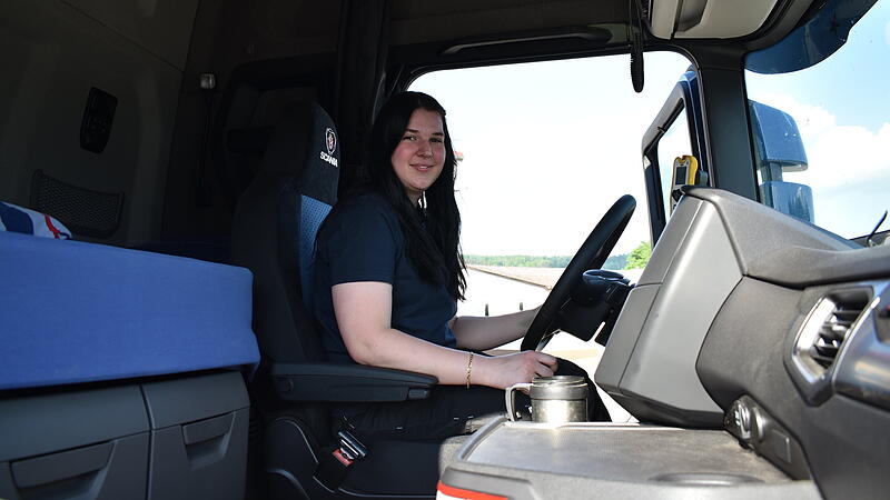 Katharina Schildbach f&auml;hrt gerne in ihrem Lkw.Forchheim & Fr&auml;nkische Schweiz