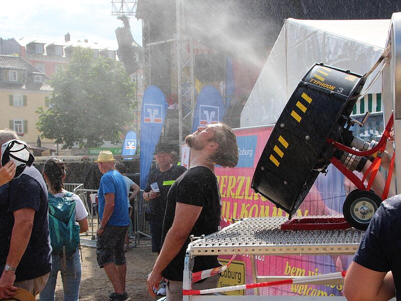 Herrliche Abkühlung beim Samba-Festival in Coburg – der Feuerwehr sei Dank! Herrliche Abkühlung beim Samba-Festival in Coburg – der Feuerwehr sei Dank!