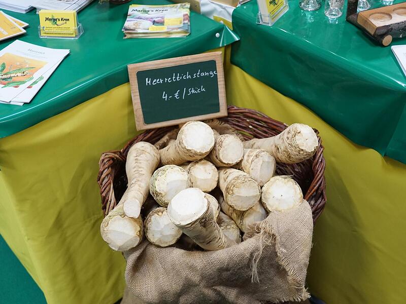 Stand von „Marga’s Kren“: Meerettich aus Biengarten. Stand von „Marga’s Kren“: Meerettich aus Biengarten.