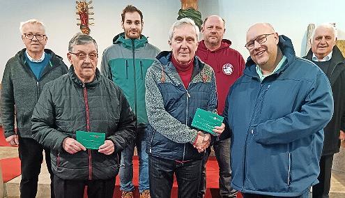 Reinhard Conradi, Vorsitzender „Liederkranz“ (vorne Mitte), Kirchenpfleger Adelbert Förtsch (links), Vorsitzender der Lebenshilfe Florian Kleine-Herzbruch. Hinten v.l.: Thomas Detsch (Chorleiter „Liederkranz“), Max Lifka (Dirigent Haache Volksmusi... Reinhard Conradi, Vorsitzender „Liederkranz“ (vorne Mitte), Kirchenpfleger Adelbert Förtsch (links), Vorsitzender der Lebenshilfe Florian Kleine-Herzbruch. Hinten v.l.: Thomas Detsch (Chorleiter „Liederkranz“), Max Lifka (Dirigent Haache Volksmusi...