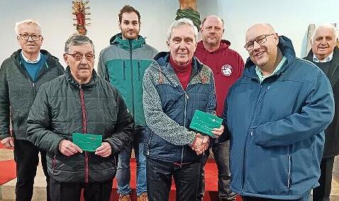 Reinhard Conradi, Vorsitzender „Liederkranz“ (vorne Mitte), Kirchenpfleger Adelbert Förtsch (links), Vorsitzender der Lebenshilfe Florian Kleine-Herzbruch. Hinten v.l.: Thomas Detsch (Chorleiter „Liederkranz“), Max Lifka (Dirigent Haache Volksmusi... Reinhard Conradi, Vorsitzender „Liederkranz“ (vorne Mitte), Kirchenpfleger Adelbert Förtsch (links), Vorsitzender der Lebenshilfe Florian Kleine-Herzbruch. Hinten v.l.: Thomas Detsch (Chorleiter „Liederkranz“), Max Lifka (Dirigent Haache Volksmusi...