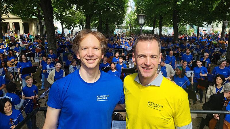 Der Symphonic Mob Bad Kissingen 2025: Aur&eacute;lien Bello und Alexander Steinbeis sind gl&uuml;cklich.