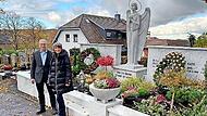 Otmar Fugmann und Christine Frieß am Grab der Familie Baur.