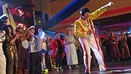 Das Publikum tobt: Horst Amon sorgt als Freddie Mercury für stilechte Glamrock-Stimmung.