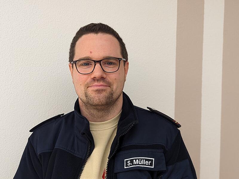 Erlebnis in Bildern: Einmal selbst Feuerwehrmann seinErlebnis in Bildern: Einmal selbst Feuerwehrmann sein Zu einer Übung der besonderen Art hat der Kommandant der Freiwilligen Feuerwehr Kirchehrenbach Sebastian Müller Medienvertreter aus der Region eingeladen.