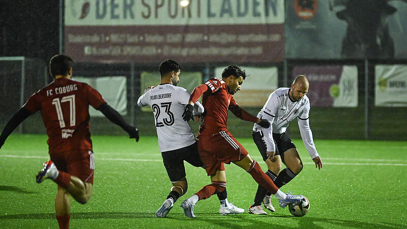Aykut Civelek (rotes Trikot) und der FC Coburg sind im Pokal gefordert.