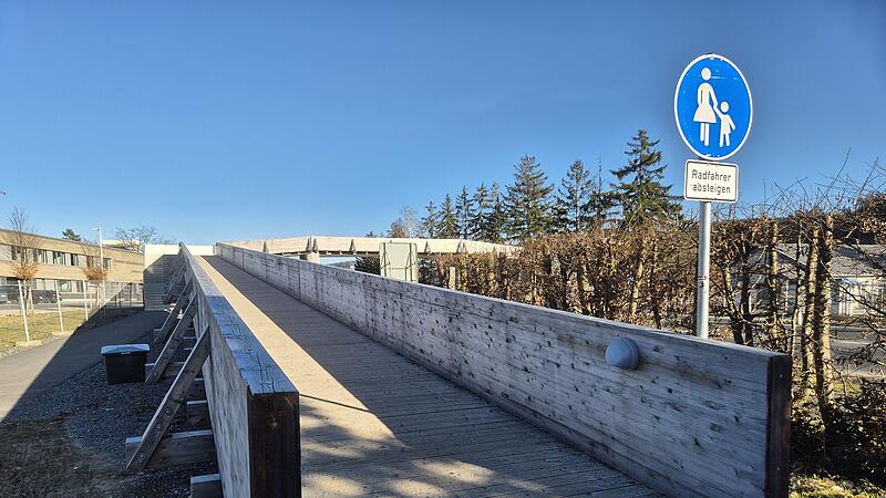 Die Rampen an der Opta-Behelfsbr&uuml;cke m&uuml;ssen eventuell nachgebessert werden.Stra&szlig;enbau Kronach