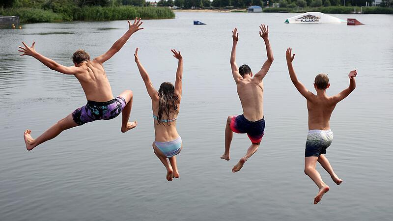 Kinder springen in einem See