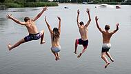 Kinder springen in einem See