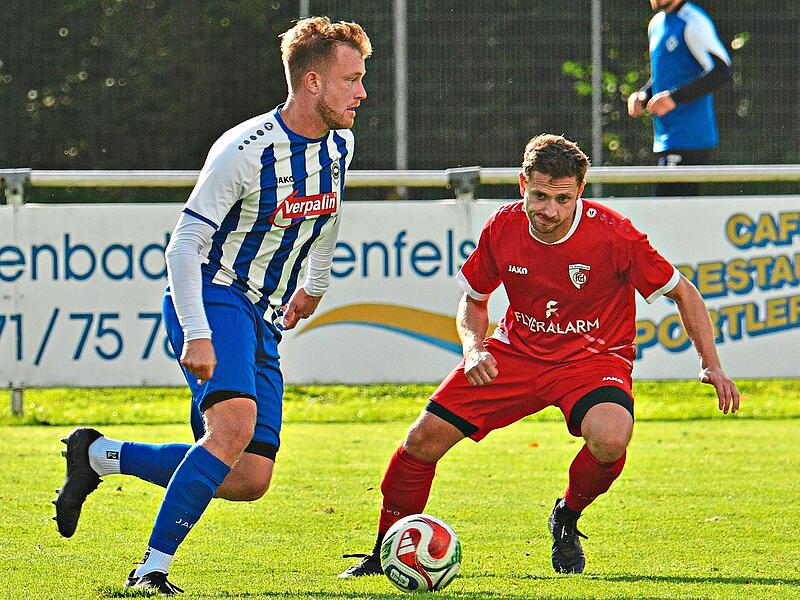 Der Kronacher Dominik Portner (rechts) l&auml;sst den ballf&uuml;hrenden Max Baumann  von der DJK Lichtenfels nicht aus den Augen.