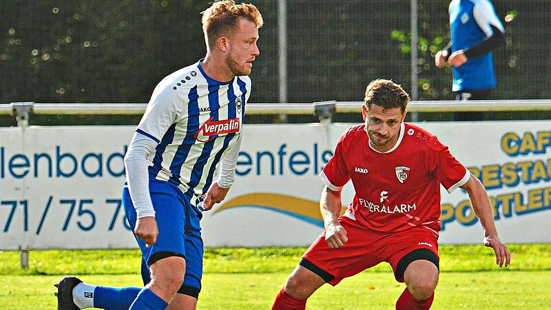Der Kronacher Dominik Portner (rechts) l&auml;sst den ballf&uuml;hrenden Max Baumann  von der DJK Lichtenfels nicht aus den Augen.