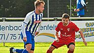 Der Kronacher Dominik Portner (rechts) l&auml;sst den ballf&uuml;hrenden Max Baumann  von der DJK Lichtenfels nicht aus den Augen.