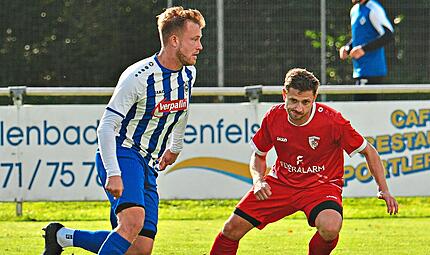 Kronacher Dominik Portner und Max Baumann von Lichtenfels Der Kronacher Dominik Portner (rechts) lässt den ballführenden Max Baumann von der DJK Lichtenfels nicht aus den Augen.