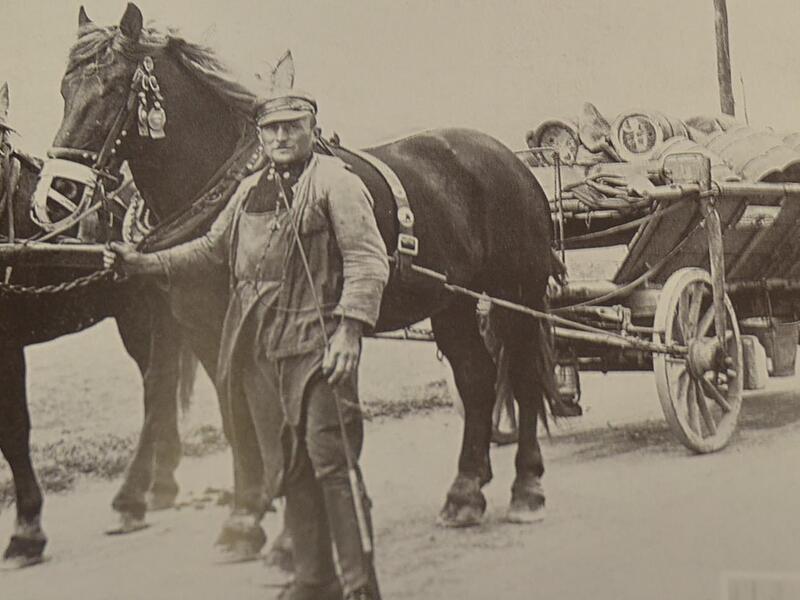 Ein echter Bierkutscher der Schultheiß- Bräu mit Pferdegespann um 1920 Ein echter Bierkutscher der Schultheiß- Bräu mit Pferdegespann um 1920