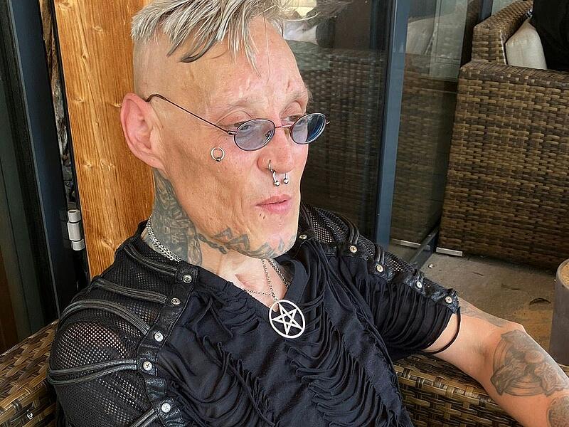 Andreas Barth in seiner Freizeitkluft, die ihn als Mitglied der Gothic-Szene ausweist. Andreas Barth in seiner Freizeitkluft, die ihn als Mitglied der Gothic-Szene ausweist.
