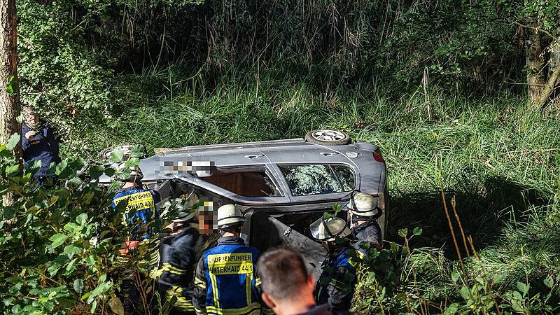 Auto st&uuml;rzt B&ouml;schung hinab: Feuerwehr befreit Frau und Hund aus Fahrzeug