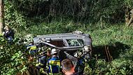 Auto st&uuml;rzt B&ouml;schung hinab: Feuerwehr befreit Frau und Hund aus Fahrzeug