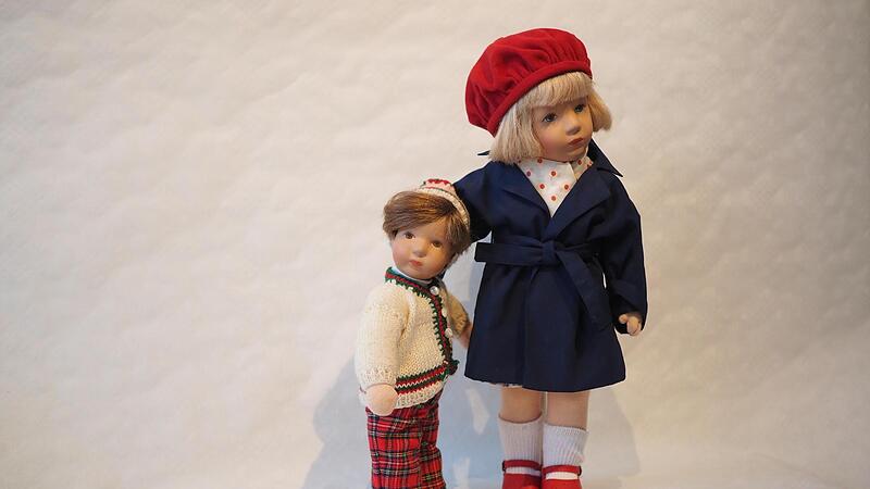 Die beiden Puppen der Marke „Käthe Kruse“ wurden in den 80er Jahren hergestellt und bestehen aus Stoffkörpern und Kunststoffköpfen.