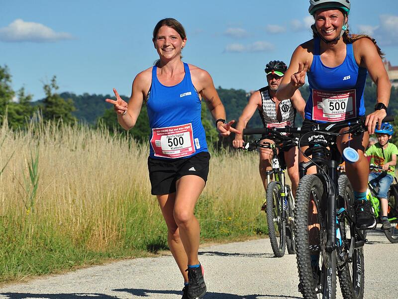 Bei der HUK-Coburg-Run-and-Bike-Night starten zwei Personen im Team und bewältigen eine Strecke durch wechselseitiges Laufen und Radfahren. Dabei können die beiden die Disziplinen Laufen und Radfahren während der Strecke so häufig austauschen, wie...