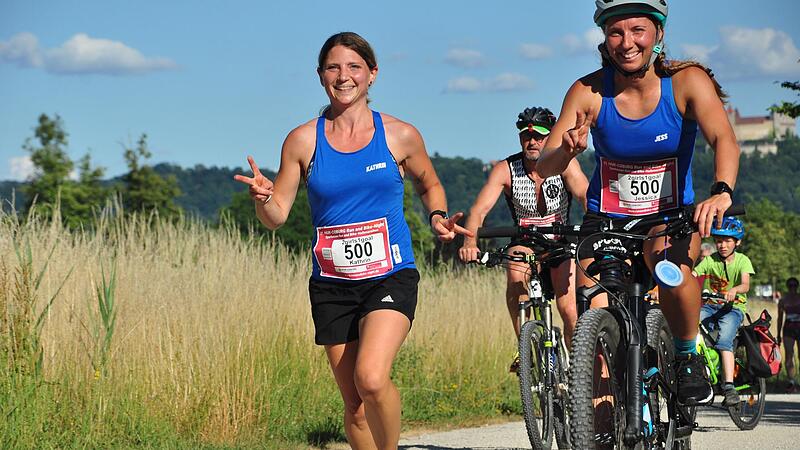 Bei der HUK-Coburg-Run-and-Bike-Night starten zwei Personen im Team und bewältigen eine Strecke durch wechselseitiges Laufen und Radfahren. Dabei können die beiden die Disziplinen Laufen und Radfahren während der Strecke so häufig austauschen, wie... Bei der HUK-Coburg-Run-and-Bike-Night starten zwei Personen im Team und bewältigen eine Strecke durch wechselseitiges Laufen und Radfahren. Dabei können die beiden die Disziplinen Laufen und Radfahren während der Strecke so häufig austauschen, wie...