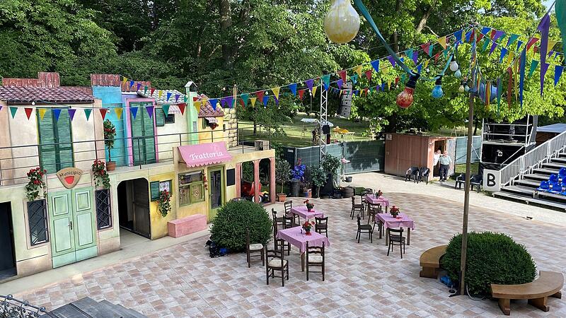 Da war die Welt noch in Ordnung: Bei den Sommerfestspielen des Landestheaters im vergangenen Jahr wurden die üppig gewachsenen Buchsbäume am Herzog-Alfred-Brunnen sogar ins Bühnenbild integriert. Da war die Welt noch in Ordnung: Bei den Sommerfestspielen des Landestheaters im vergangenen Jahr wurden die üppig gewachsenen Buchsbäume am Herzog-Alfred-Brunnen sogar ins Bühnenbild integriert.
