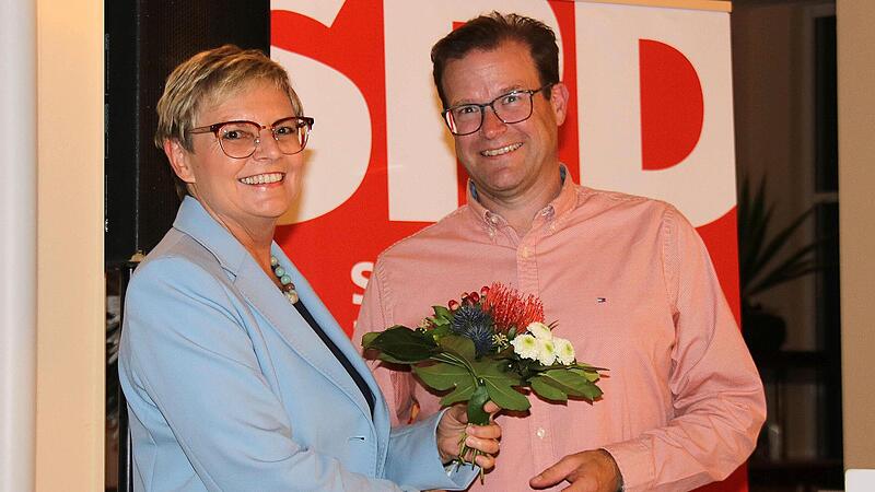Ein Blumenstrauß zur Wiederwahl: Norbert Schaub wurde als Kreisvorsitzender der SPD im Amt bestätigt. Die parlamentarische Staatssekretärin Sabine Dittmar gratulierte.