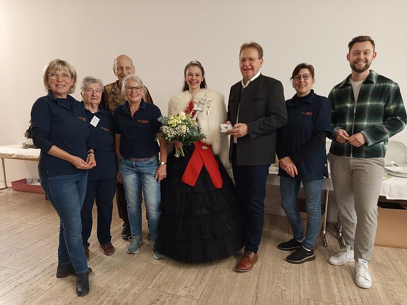 FU-Vorsitzende Ursula Eberle-Berlips, Saalchefin Monika Fischer, Werner Gossel (Seniorchef von Porzellan Lindner), FU-Küchenchefin Silvia Meyer, Porzellankönigin Simone I., Bürgermeister Bernd Rebhan, Marktgemeinderätin Steffi Treusch und JU-Kreisvorsitzender Marius Bittner. (von links).