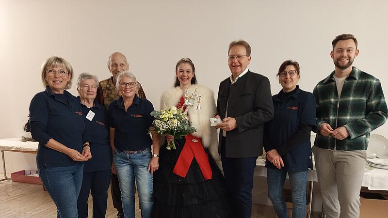 FU-Vorsitzende Ursula Eberle-Berlips, Saalchefin Monika Fischer, Werner Gossel (Seniorchef von Porzellan Lindner), FU-Küchenchefin Silvia Meyer, Porzellankönigin Simone I., Bürgermeister Bernd Rebhan, Marktgemeinderätin Steffi Treusch und JU-Kreisvorsitzender Marius Bittner. (von links).