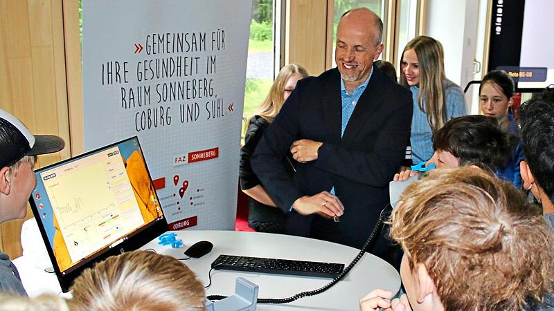 Peter Weisbrich vom Facharzt-Zentrum &uuml;BAG Sonneberg-Coburg bei der Lungenvolumenmessung.AG Neustadt