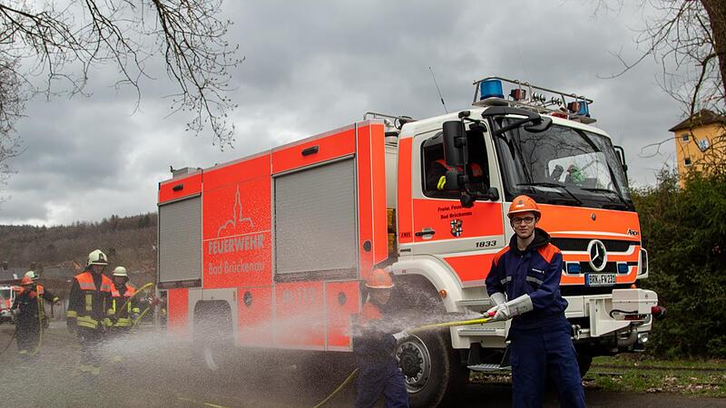 Wenn die Vegetation brennt gibt es verschiedene L&ouml;schmethoden. Bei einem eint&auml;gigen Seminar lernten die Feuerwehrleute verschiedene Taktiken wie das Pump-and-Roll-Verfahren.