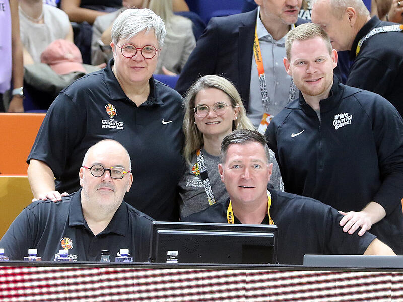 Vertraten Bamberg bei der Basketball-WM der Frauen bestens:   Petra Bierlein, Stefanie Geus, Gabriel Kalke (hinten v. l.), Udo Schilling  und  Hallensprecher Matthias Steger.   Bertram Wagner